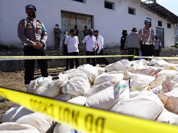 Ribuan Liter Miras Cap Tikus Dimusnahkan