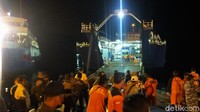 Sebanyak 8 orang selamat diangkut oleh KMP Samudera Utama. 