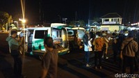 Seluruh penumpang selamat langsung dibawa oleh ambulans yang standby di Pelabuhan.