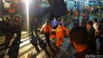 Momen Evakuasi Penumpang-Kru KMP Yunicee yang Tenggelam