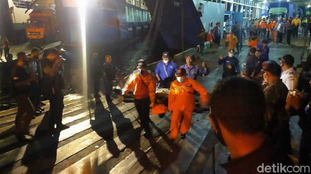 KMP Yunicee mengalami pecah lambung dan tenggelam di perairan Gilimanuk, Selat Bali, saat sedang antre untuk bersandar di Pelabuhan ASDP Gilimanuk.