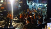 Sementara KMP SMS Swadaya diperkirakan membawa korban selamat sebanyak 23 orang.