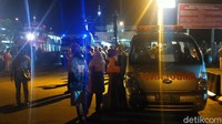Saat ini petugas masih mengevakuasi para penumpang yang berada di dalam KMP Yunicee. Proses evakuasi berlangsung dramatis. 4 unit ambulans disiagakan untuk mengangkut korban.
