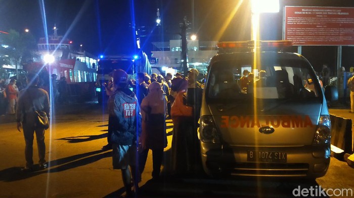 Momen Evakuasi Penumpang-Kru KMP Yunicee yang Tenggelam KMP Yunicee mengalami pecah lambung dan tenggelam di perairan Gilimanuk, Selat Bali, saat sedang antre untuk bersandar di Pelabuhan ASDP Gilimanuk.
