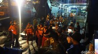 KMP Samudera Utama dan KMP SMS Swadaya membawa korban kecelakaan tenggelamnya kapal KMP Yunicee di Dermaga LCM di Pelabuhan ASDP Ketapang Banyuwangi.