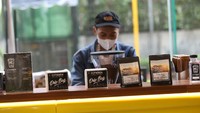 Tak hanya itu, ambience kedai kopi ini juga didesain dengan ketelitian yang sangat tinggi. Sehingga tempat ini sangat nyaman dan cocok untuk berbagai kalangan. Pelanggan juga dapat menikmati kopi sambil bekerja atau bertemu dengan rekan bisnis di kedai kopi ini.