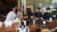 Untuk kapasitas, Kopikren Palma One bisa menampung sekitar 30 orang. Kedai kopi ini juga menyediakan fasilitas wifi dengan kapasitas 100mbps yang sangat menunjang pelanggan dalam bekerja.