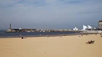 Pantai Margate di Inggris merupakan gambaran resor tepi laut Inggris yang klasik. Di sana juga terdapat restoran hingga bar yang siap memanjakan turis. Foto: Wikimedia Commons