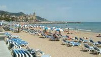 Peringkat terakhir adalah Pantai Sitges di Barcelona, Spanyol. Pantai ini memiliki perairan tenang dan pasir lembut. Cocok sekali bagi wisatawan yang mendambakan ketenangan. Foto: Wikimedia Commons