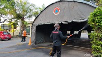 Tenda tersebut didirikan di selatan pintu masuk IGD. Tenda meminjam dari Badan Penanggulangan Bencana Daerah (BPBD) Boyolali. Ada satu tenda yang dipasang di tempat tersebut.