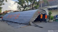 Kurniawan menyatakan, pihaknya melayani permintaan pemakaman dengan protokol kesehatan COVID tersebut selama 24 jam. Pihaknya menyiapkan tiga armada dan 19 personel yang siap melayani selama 24 jam. Prosesi pemakaman diurutkan sesuai urutan yang masuk ke Pusdalops BPBD dari rumah sakit pengirim. 
