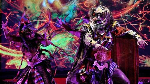 Seniman menampilkan pagelaran Sendratari berjudul 