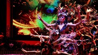 Pertunjukkan seni ini mengajak generasi muda agar melestarikan kesenian tradisional. 