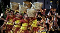 Seniman menampilkan pagelaran Sendratari berjudul Brahmana Keling di Taman Budaya Bali, Denpasar, Bali, Senin (28/6/2021).