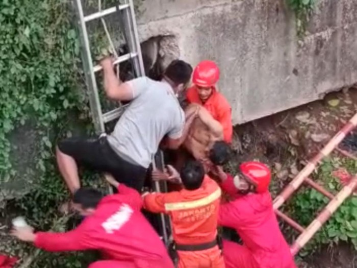 Penyelamatan pria terjebak di dalam gorong-gorong
