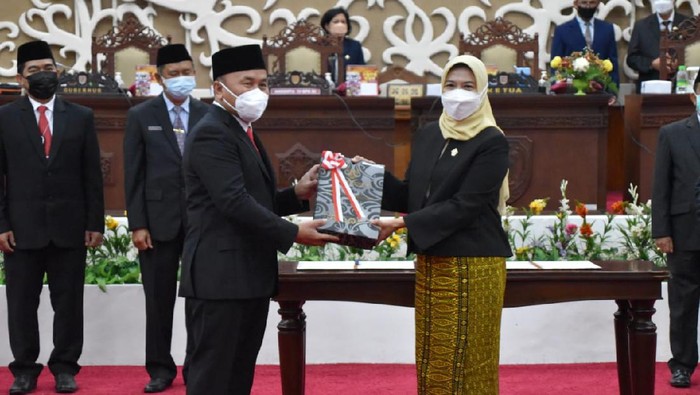 Penyerahan LHP ke DPRD Kalteng
