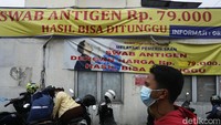 Sejumlah klinik dan rumah sakit di kawasan Warung Buncit ini saling bersaing mempromosikan harga yang lebih terjangkau untuk tes swab antigen dan juga PCR.