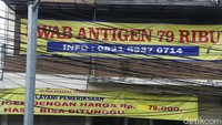 Mulai dari kisaran harga Rp.74.000 hingga Rp.89.000 untuk swab antigen dan harga Rp.685.000 hingga Rp.695.000 untuk tes PCR.