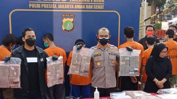 Polisi pamerkan barang bukti kasus penyelundupan sabu 2 kg via Pelabuhan Tanjung Priok, Selasa (29/6/2021).