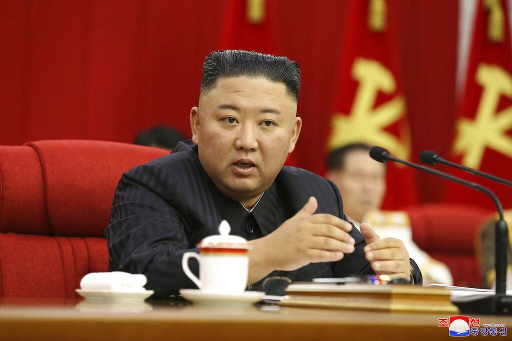 Pemimpin Korea Utara, Kim Jong-Un, kini menjadi sorotan. Bukan karena kebijakannya, melainkan karena penampilannya yang dinilai lebih kurus.