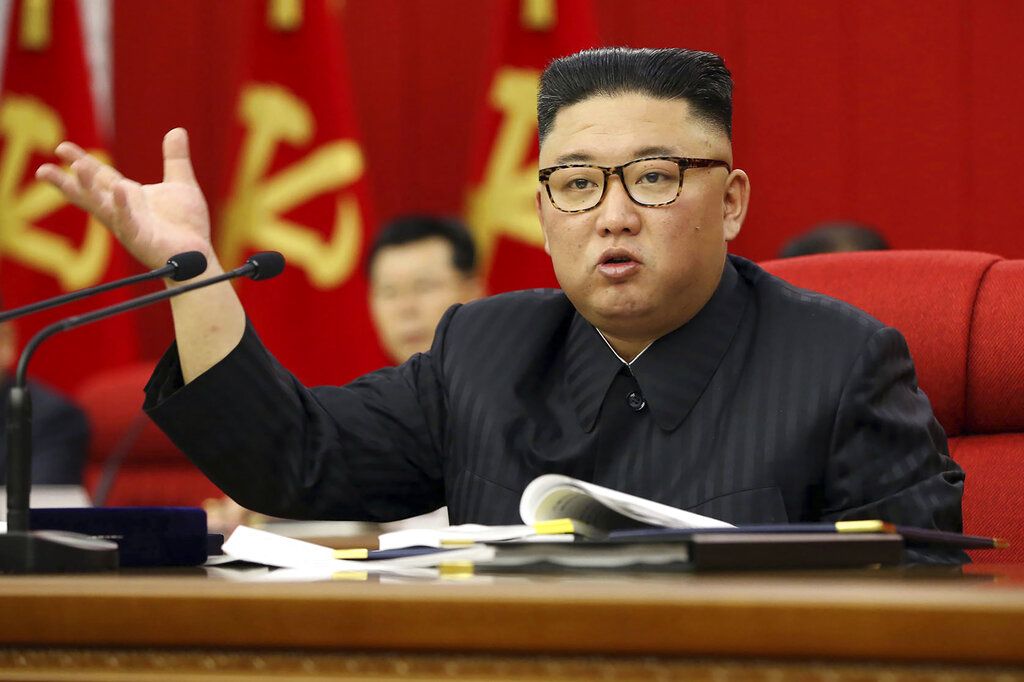 Pemimpin Korea Utara, Kim Jong-Un, kini menjadi sorotan. Bukan karena kebijakannya, melainkan karena penampilannya yang dinilai lebih kurus.