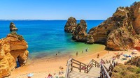 Pantai yang satu ini terkenal dengan pasirnya yang berwarna seperti emas. Pantai Praia do Camilo di Lagos, Portugal selalu didatangi wisatawan yang ingin berjemur di tepi pantai. Foto: Visit Portugal