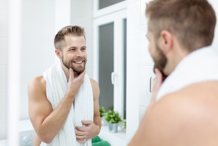 Pria Cukur Kumis Morning hygiene, Handsome man in the bathroom looking in mirror