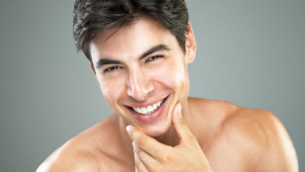 Pria Cukur Kumis Morning hygiene, Handsome man in the bathroom looking in mirror