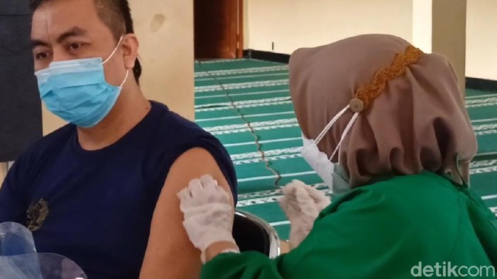 Ratusan warga binaan Lapas Kelas II B Majalengka menjalani vaksinasi perdana. Tercatat ada 285 warga binaan yang mengikuti vaksinasi pada Selasa (29/6).