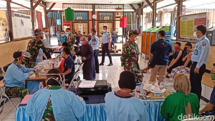 Ratusan warga binaan Lapas Kelas II B Majalengka menjalani vaksinasi perdana. Tercatat ada 285 warga binaan yang mengikuti vaksinasi pada Selasa (29/6).