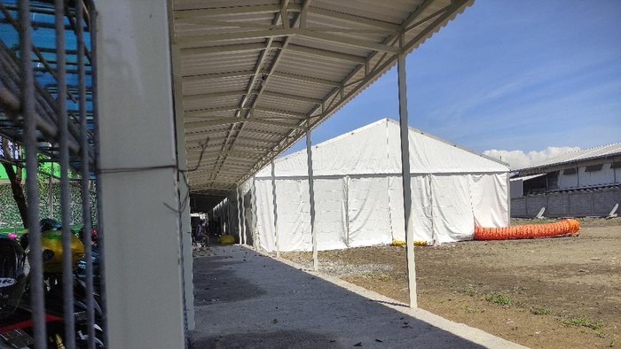 RS Anwar Medika Jalan Bypass Krian, Sidoarjo mendirikan tenda darurat