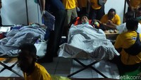 Sejumlah penumpang langsung mendapatkan perawatan. Mereka yang kesulitan bernapas langsung mendapatkan oksigen. Sementara yang luka langsung diobati oleh petugas kesehatan. 