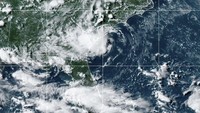Citra satelit menunjukan badai tropis Danny yang menerpa pantai timur AS, (28/6/2021). Badai tersebut membuat cuaca lebih panas di AS bagian utara sebelah barat. NOAA/NESDIS/STAR GOES via AP.