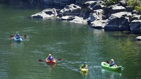Warga Kota Oregon, AS kabur dari udara panas dengan bermain kayak di Sungai Clackamas, (27/8). AP Photo/Craig Mitchelldyer.