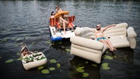 Warga mencoba lari dari cuaca panas dengan bermain air di sungai Spree, Berlin (19/6/2021).  Gelombang panas di kota tersebut mencapai 36 derajat Celcius di sejumlah wilayah Jerman. Steffi Loos/Getty Images.