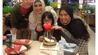 Bersama teman atau keluarga, Jane menghabiskan momen seru untuk kulineran. Termasuk saat memilih resto Jepang sebagai tempat bersantapnya.  Foto: instagram @janeshalimar_1