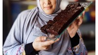Saat Idul Fitri, Jane sengaja membuat brownies lembut. Kue cokelat ini dijadikan suguhan untuk keluarga. Wah rasanya pasti mantap. Foto: instagram @janeshalimar_1