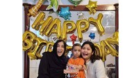 Sebelum terpapar covid-19, Jane termasuk orang yang supel. Ia senang bergaul dengan banyak orang. Tak terkecuali sambil hangout dan ngemil makanan bareng.  Foto: instagram @janeshalimar_1