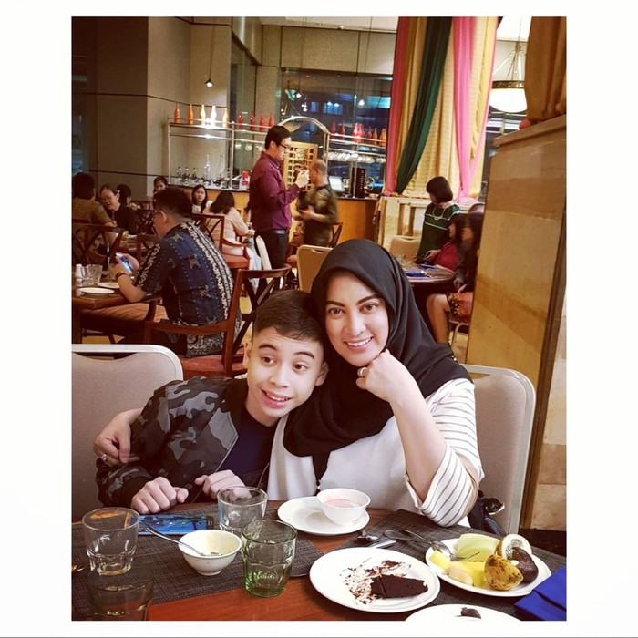 Sebelum Kritis Karena Covid-19, Jane Shalimar Sering Hangout Sambil Ngemil Sebelum Kritis Karena Covid-19, Jane Shalimar Sering Hangout Sambil Ngemil