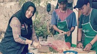 Tak hanya makan di resto, Jane juga hobi masak. Sesekali ia masuk dapur untuk membuat racikan makanan enak. Kira-kira mau masak apa ya Jane? Foto: instagram @janeshalimar_1
