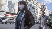 Warga melintas di jalanan ibukota Montevideo, Uruguay, (7/5/2021).  Pelegalan ganja di dunia pertama kali dilakukan oleh Uruguay sejak 10 Desember 2013. Di negara Amerika Selatan itu, ganja diperjualbelikan dengan syarat pembeli merupakan warga negara asli minimal berusia 18 tahun dan sudah mendapat izin dari pihak berwenang. Ernesto Ryan/Getty Images.
