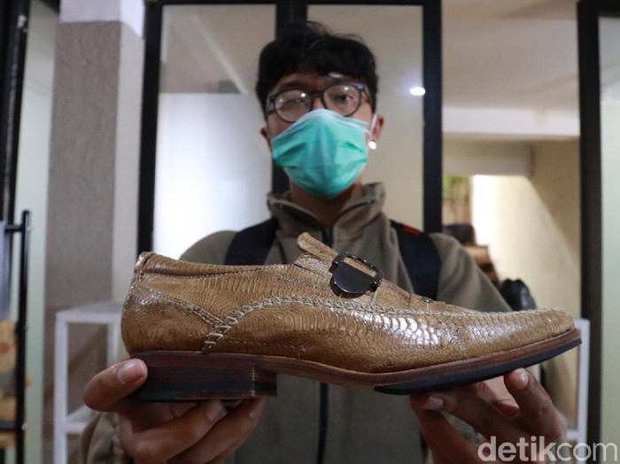 Sepatu berbahan kulit ceker ayam.