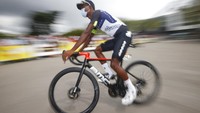 Pabrikan sepeda asal Swiss, BMC menurunkan seri tertingginya, Teammachine SLR01. Ia digunakan oleh 3 tim yang ikut TDF 2021 yakni AGR Citroen, Qhubeka Assos dan Arkea Samsic. Seri sepeda yang dibesarkan oleh konglomerat dan filantropis Andy Rihs (1942-2018) tersebut dibandrol dengan harga di atas Rp100 juta per unit.  (Chris Graythen/Pool Photo via AP)