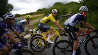 Sepeda asal Jerman, Canyon digunakan oleh tim Alpecin Fenix dan Movistar Team. Canyon mengandalkan dua seri yakni Aeroad dan Canyon Ultimate. Dua seri aero dan all rounder tersebut dijual di pasaran pada harga Rp 110an juta. Tampak pebalap Van Der Poel mengendarai Canyon Aeroad CFR dengan spesifikasi paling tinggi dan dicat khusus warna kuning. (AP Photo/Daniel Cole)