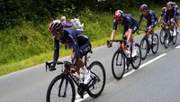 Sepeda mewah buatan Italia, Pinarello seri Dogma F digunakan oleh tim Ineos Grenadiers.  Seri F tersebut masih belum diproduksi massal. Seri tertinggi yang biasa bisa dikayuh masyarakat umum yakni Dogma F-12 dengan harga Rp 200 jutaan.  (AP Photo/Daniel Cole)