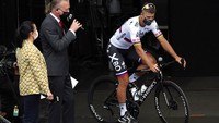 Pebalap dari tim Bora-Hansgrohe Peter Sagan mengendarai  S-Works seri Tarmac SL7 saat pembukaan Tour de France (TDF), (25/6). Selain Bora-Hansgrohe, tim Deceuninck QuickStep juga menggunakan sepeda S-Works Tarmac SL7 selama TDF.  Di pasaran tanah air, Tarmac-SL-7 dijual pada kisaran Rp 180 jutaan. Beberapa seri terbatas lebih dari Rp 200 juta.  (AP Photo/Daniel Cole)