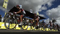 Pabrikan sepeda dengan kantor pusat di Kanada, Cervelo mengandalkan 3 seri sekaligus yakni R5, S5 dan Caledonia. Cervelo digunakan oleh tim Jumbo-Visma. Spek tertinggi ketiga seri tersebut dilepas di atas Rp100 juta per unit. Tampak pebalap asal Slovenia, Primoz Roglic saat sprint menggunakan Cervelo. (AP Photo/Christophe Ena)