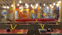Selain menutup mall lebih cepat, restoran juga dilarang dine-in atau makan di tempat. Dari sisi restoran, ketika ada larangan dine-in, maka angka permintaan kemungkinan bakal jatuh.