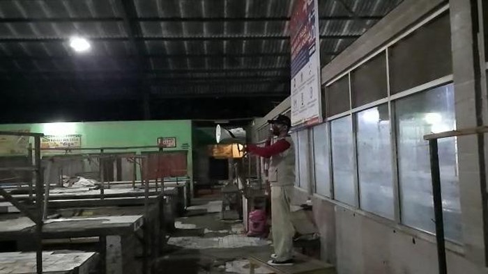 Petugas Pasar Kebonagung, Kota Pasuruan sosialisasi prokes pada malam hari saat pasar sepi, seolah sosialisasi ke makhluk gaib. Apa maksud dari pembuatan video itu?