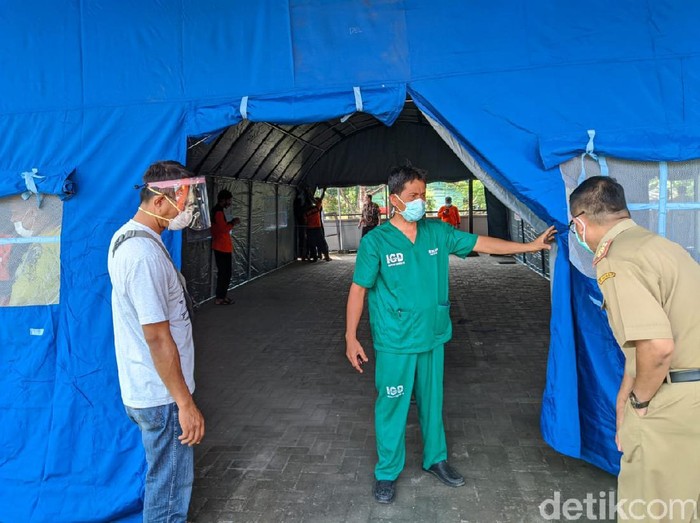 Di halaman RSUD dr Harjono Ponorogo berdiri tenda darurat untuk menangani pasien COVID-19. Tenda ini mampu menampung 10 pasien sebelum masuk ruang isolasi.